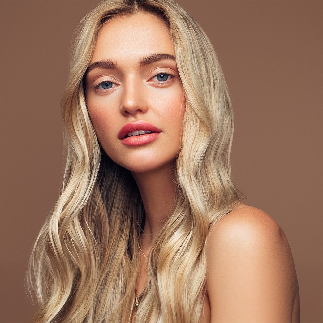 Woman posing with bleached hair after a hair bleaching procedure - Garnier